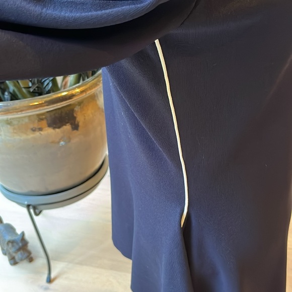 EUC Navy Gabby Isabella round neck navy sweater with longer asymmetrical hem - Picture 5 of 11